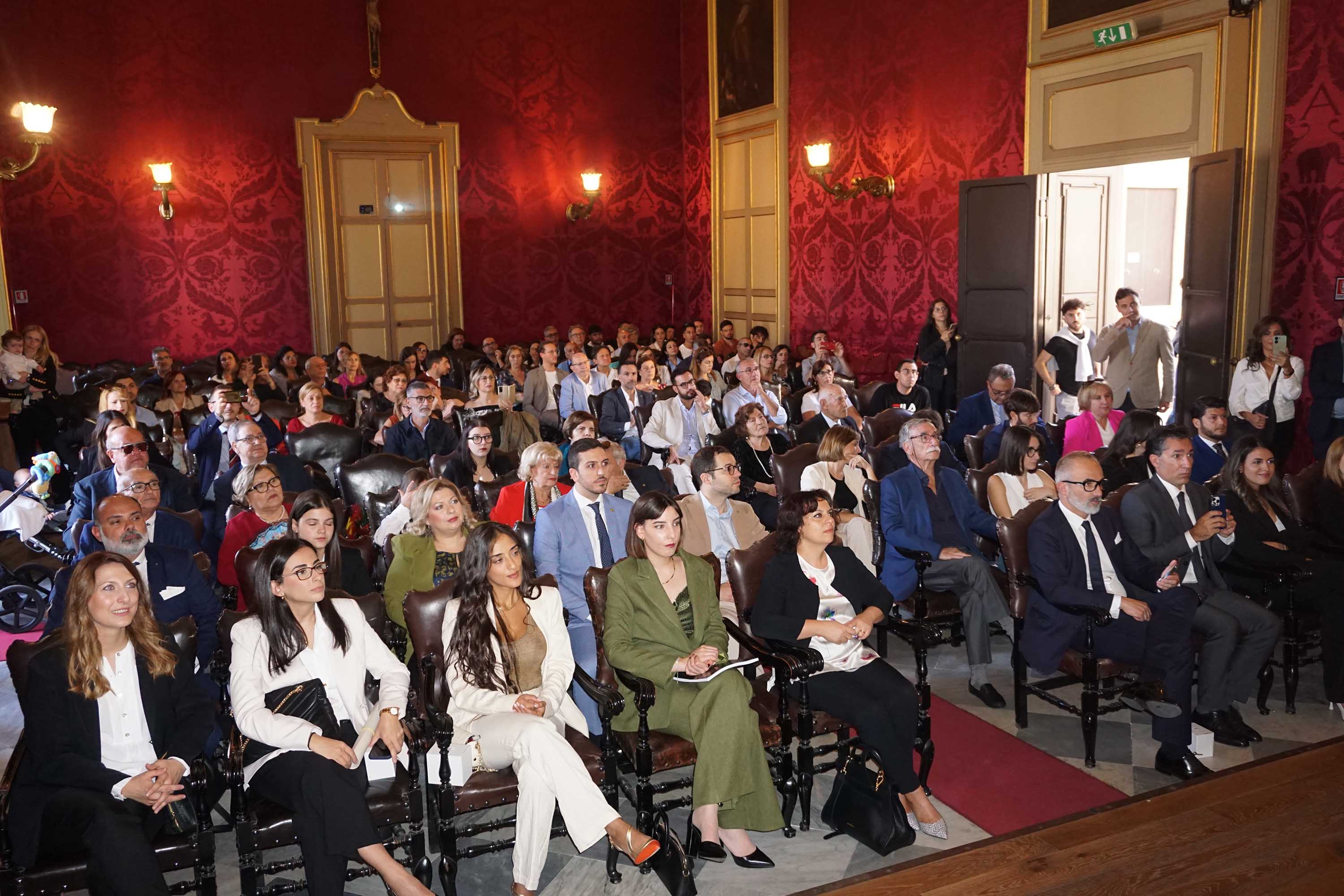 Gli allievi e i presenti nell'aula magna nel corso della cerimonia