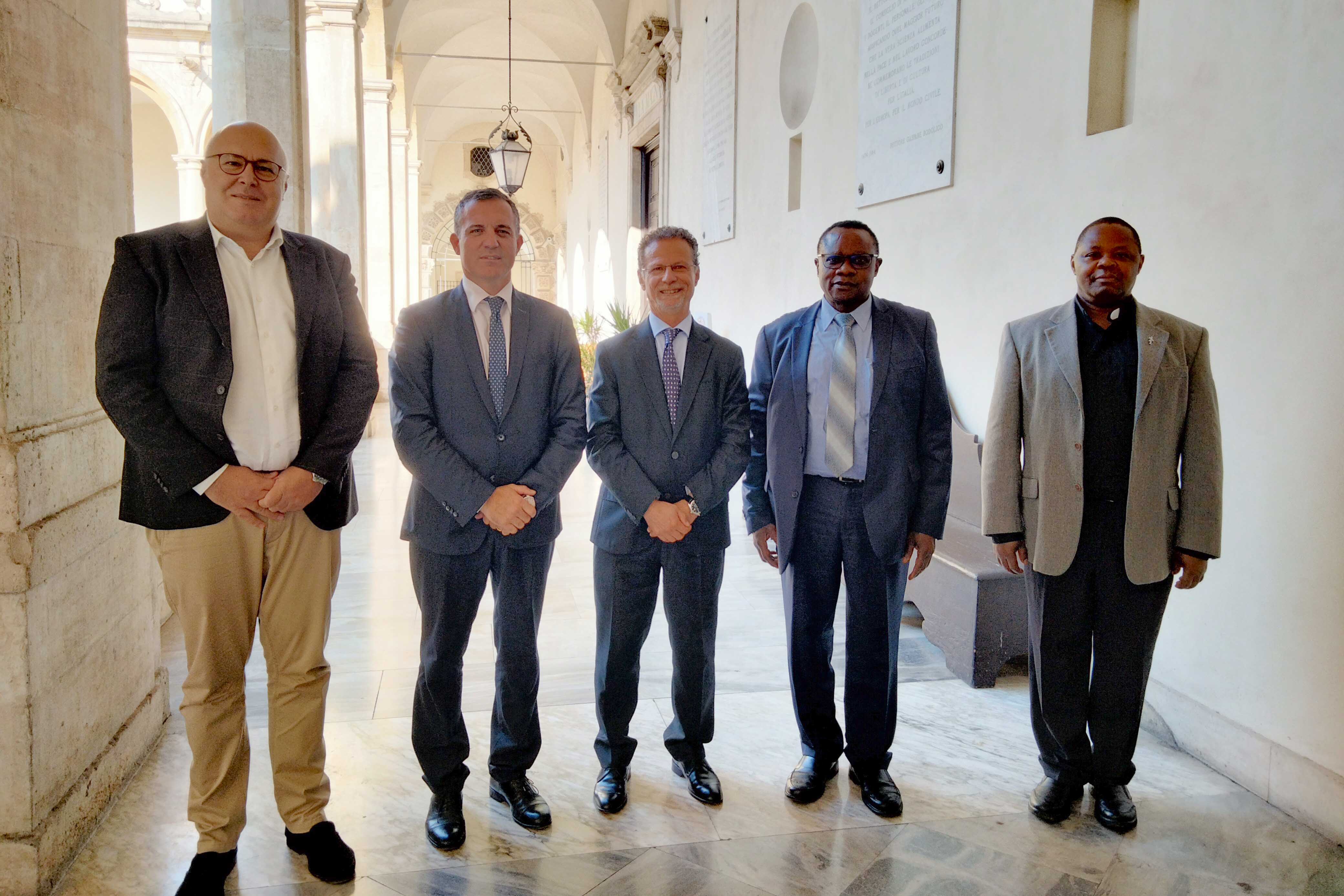 In foto da sinistra Carmelo Danzì, Salvatore Latino, Francesco Priolo, Mafikiri Tsongo Angélus e don Jean-Pierre Mahiniro