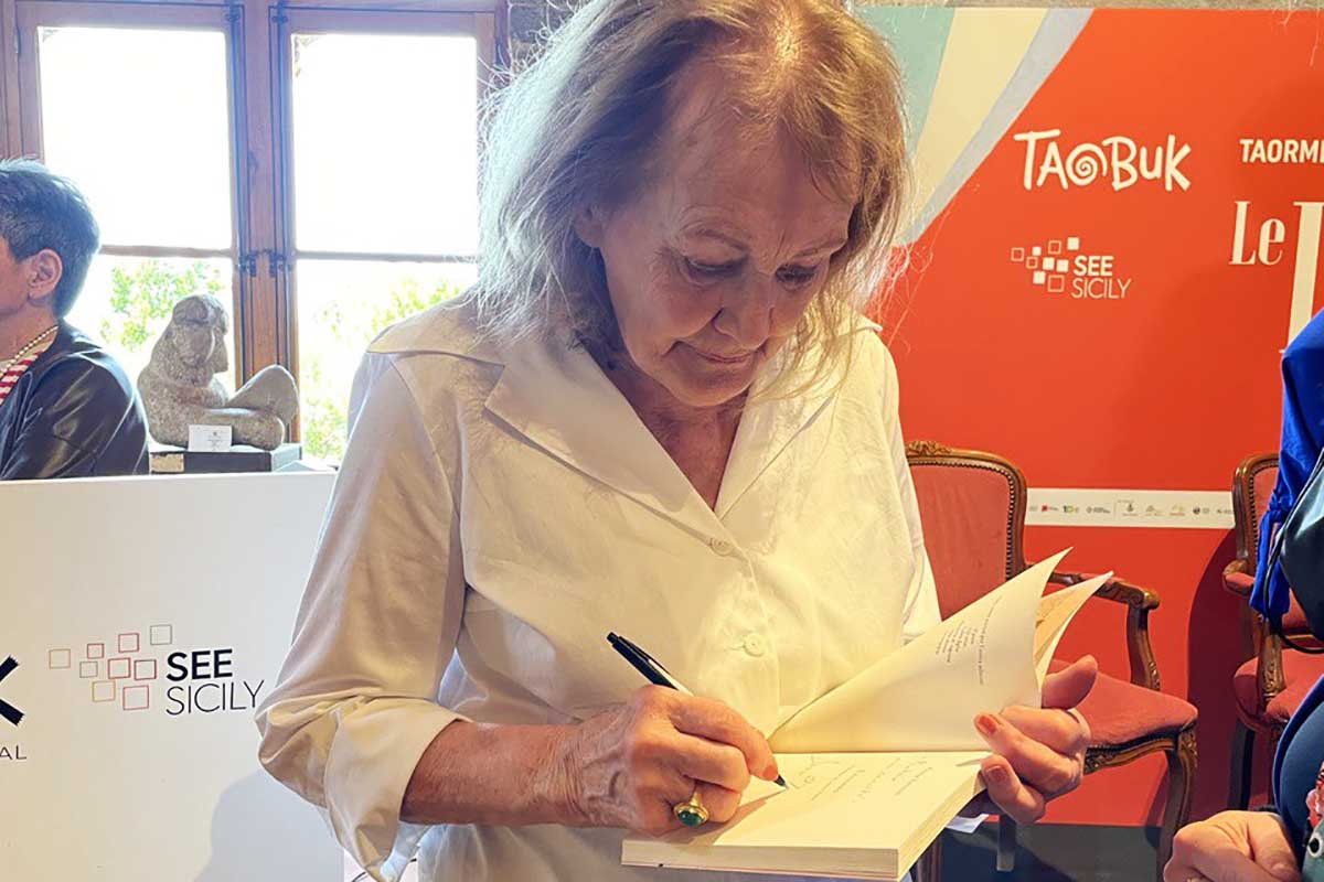 Annie Ernaux mentre rilascia autografi ai fan