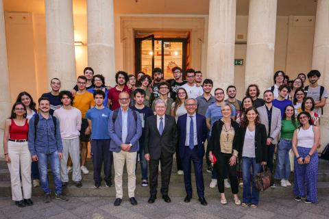 In foto Enrico Giovannini insieme con il presidente della Scuola Superiore di Catania, Daniele Malfitana, e gli allievi
