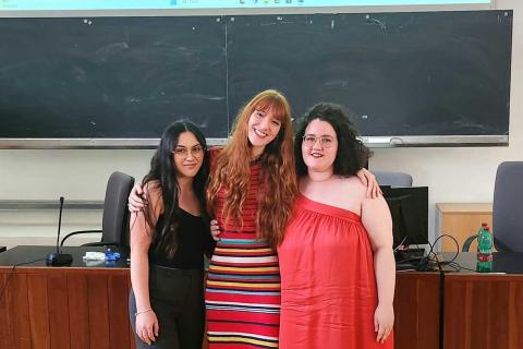 Al centro la vincitrice del Poetry Slam, Costanza Virgillito, a destra la seconda classificata Marta Di Dio e, a sinistra Valentina Contarino terza classificata.