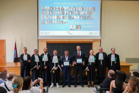 I due premiati insieme con il direttore del Dmi, Orazio Muscato, i presidente dei corsi di laurea, Filippo Stanco e Simone Faro, e la commissione giudicatrice