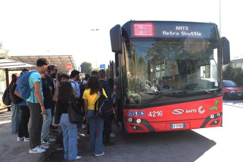 Studenti che usufruiscono del Metro Shuttle