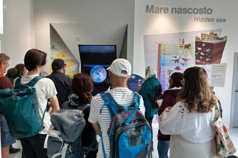 Un momento della visita all'installazione dedicata al Mare nascosto