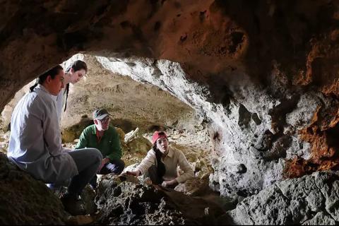 Gli archeologi in attività di indagine nelle grotte costiere e sottomarine nella Sicilia sud-orientale, rintracciando la prima dispersione umana in Sicilia (foto di Ilaria Patania)