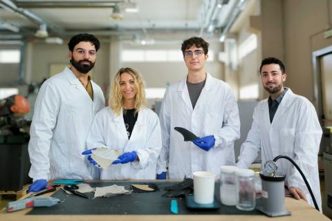 Giovanni Sanfilippo, Ivana Piccolo e Calogero Virzì con il prof. Claudio Tosto nel Laboratorio Polimeri e Compositi al Polo Tecnologico di Ingegneria con le pinne realizzate