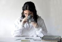 La dott.ssa Paola Benedetta Castellino al lavoro sui reperti