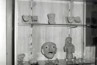 Stampa fotografica, su carta alla gelatina ai sali d'argento, è conservata nell'Archivio della Soprintendenza nel contenitore 37 e riguarda la musealizzazione, nell'ex Museo Archeologico Nazionale di Siracusa, della "Pupidda David" che fu esposta al primo piano nel corridoio Megara, nella vetrina LXXVIII, dove vi erano anche altri reperti provenienti da Megara Hyblaea, città ellenistica fondata dai greci di Megara Nisea nella seconda metà dell’VIII sec. a.C. Questa esposizione risale al dopoguerra, periodo