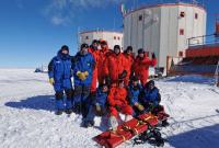 Il team davanti alla base italo-francese Concordia in Antartide