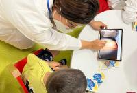 Un momento delle attività con i piccoli pazienti all'interno della Clinica pediatrica