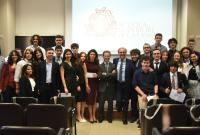 I venti nuovi allievi della Scuola Superiore di Catania insieme con il rettore Francesco Priolo e il presidente della scuola d'eccellenza e il direttore amministrativo, Daniele Malfitana e Armando Conti