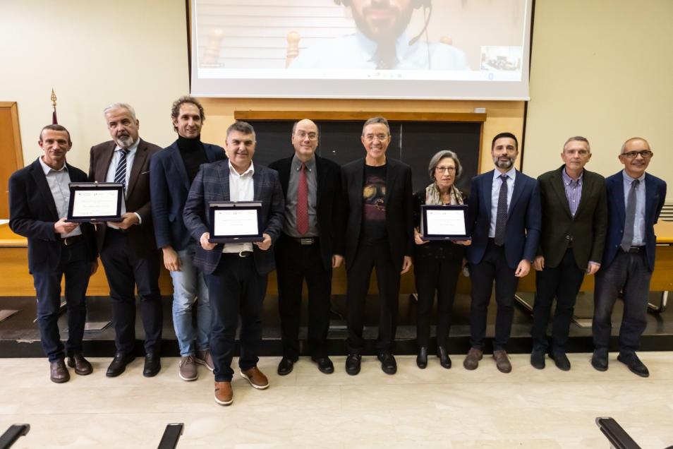 I premiati insieme con i docenti