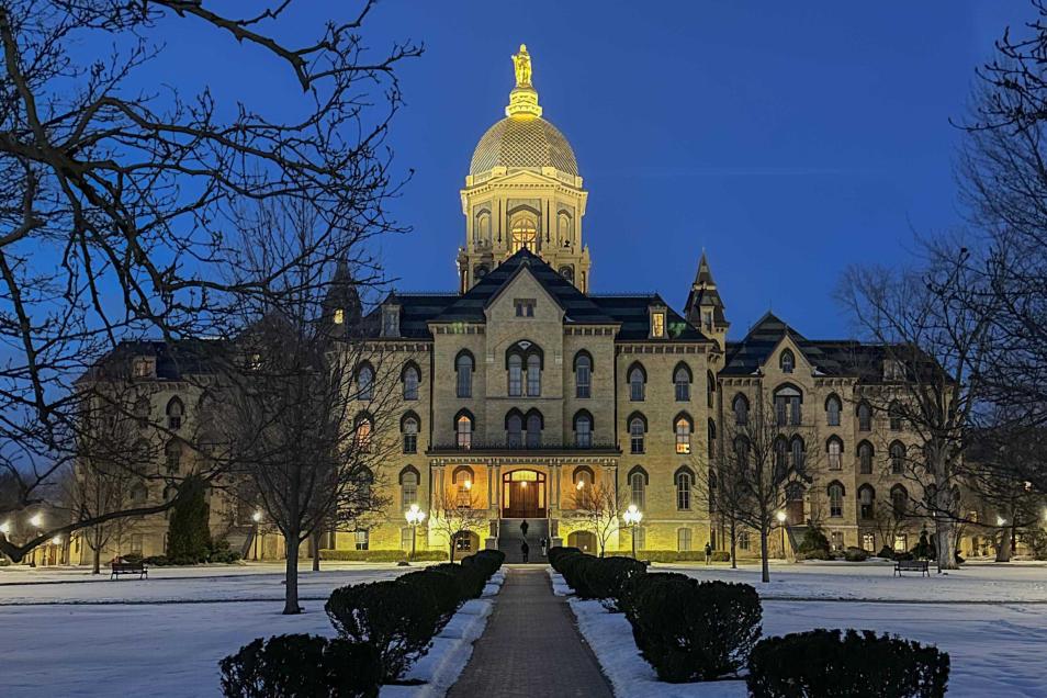 Il Golden Dome, l’edificio storico del campus della University of Notre Dame, sormontato da una statua della Vergine Maria – la più grande degli Stati Uniti, realizzata dallo scultore di origine palermitana Giovanni Meli